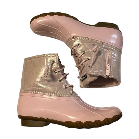Sperry Big Kid's Saltwater Metallic Pink Duck Boot - Picture 6 of 13